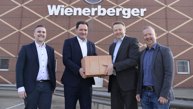 Totschnig (2nd from left) was presented with an eco-brick by Marcher (2nd from right) during his visit to the company. (Bild: Imre Antal)