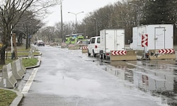 Um die Raser auszubremsen wurden am Kurpark Betonleitwände aufgestellt und Parkplätze gesperrt.