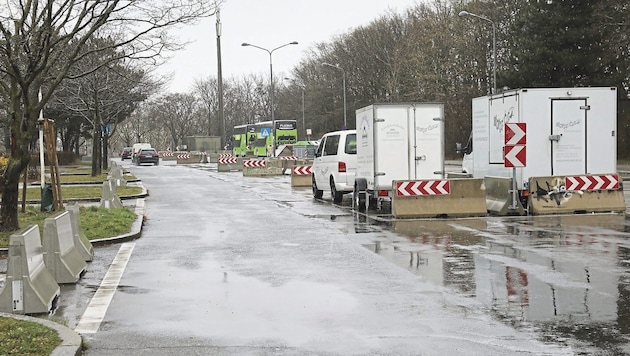 Um die Raser auszubremsen wurden am Kurpark Betonleitwände aufgestellt und Parkplätze gesperrt. (Bild: Jöchl Martin)