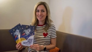 Iris Schachinger-Koller mit ihrem ersten Rocky-Buch. Sie schreibt gerade an Band 2. Hier wird es ...