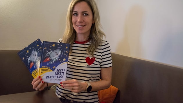 Iris Schachinger-Koller with her first Rocky book. She is currently writing volume 2, which will be about fears. (Bild: Charlotte Titz)