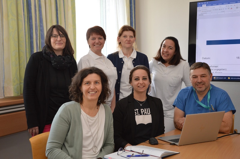 Freude über Erreichtes und hohe Ziele beim Umweltteam des Krankenhauses Waidhofen an der Thaya im Waldviertel. (Bild: LK Waidhofen/Thaya)