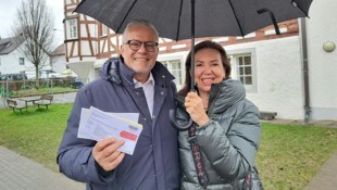 Noch ganz zuversichtlich: Roland und Birgitt Frühstück bei der Stimmabgabe.