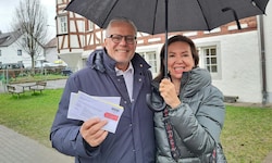 Noch ganz zuversichtlich: Roland und Birgitt Frühstück bei der Stimmabgabe.