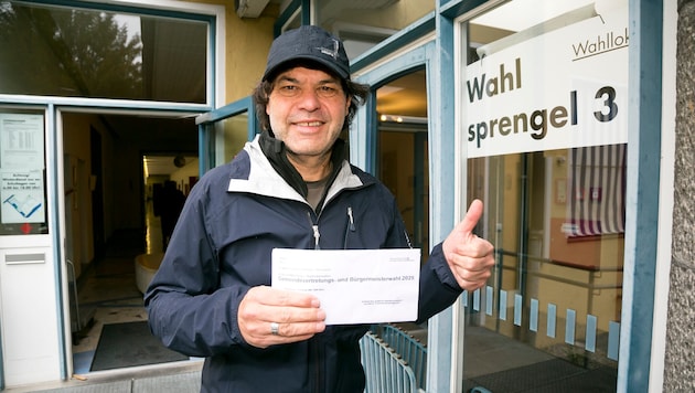 In a good mood: Manfred Rädler casting his vote on a rainy election Sunday. (Bild: Mathis Fotografie)