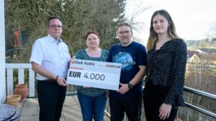 Symbolische Übergabe: Sole-Felsen-Welt-Geschäftsführer Bernhard Strohmeier, die Eltern Manuela Haas und Christian Floh sowie Lena Weber vom Gmünder Wellnesstempel (von links). (Bild: Molnar Attila)