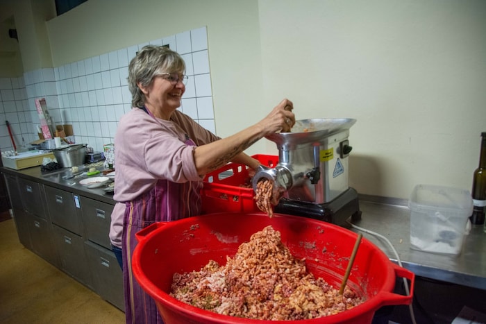 Das Brät für die Würstl muss würzig sein, damit die Wildwürstl auch gut schmecken.