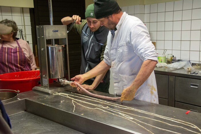 Papa Hans und Sohn Oliver füllen die Würstel.