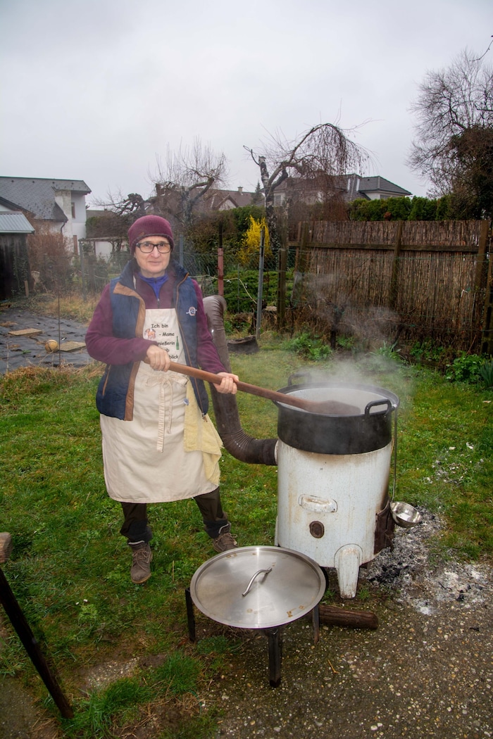 Mama Evelyn bei der Brennsuppe im Garten.