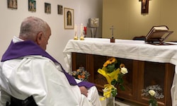 Das vom Vatikan veröffentliche Foto zeigt den Papst in der Krankenhauskapelle.