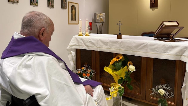 Das vom Vatikan veröffentliche Foto zeigt den Papst in der Krankenhauskapelle. (Bild: EPA/HOLY SEE PRESS OFFICE / HANDOUT)