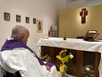 Das vom Vatikan veröffentliche Foto zeigt den Papst in der Krankenhauskapelle. (Bild: EPA/HOLY SEE PRESS OFFICE / HANDOUT)