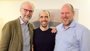 Tal Shoham, flankiert von Österreichs Botschafter in Israel, Nikolaus Lutterotti (links), und ...