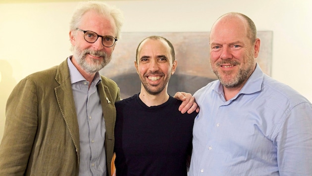 Tal Shoham, flanked by Austria's ambassador to Israel, Nikolaus Lutterotti (left), and communications expert Daniel Kapp. (Bild: Georges Schneider)