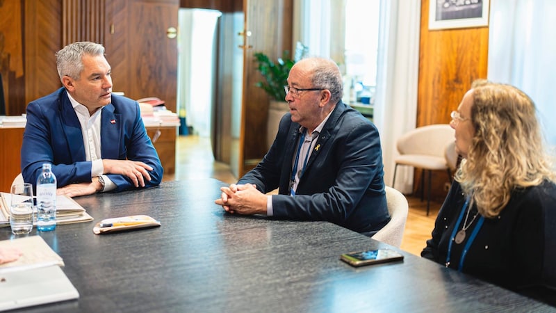 Ex-Kanzler Karl Nehammer im Gespräch mit Gilad Korngold – dem Vater von Tal – in Wien. (Bild: Florian Schroetter)