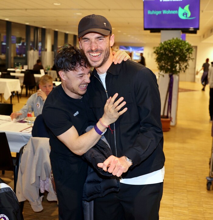 Premier-League-Akteur Irving (re.) scherzte mit Klagenfurts Straudi.