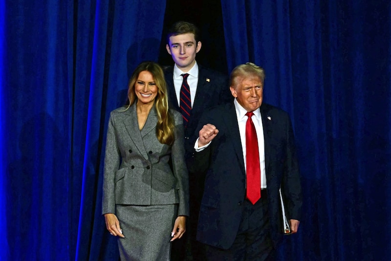 Barron überragt Donald Trump um fast eine Kopfhöhe. (Bild: JIM WATSON)