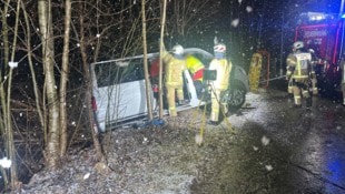 Der Kleinbus wurde von der Feuerwehr aus dem Bachbett geborgen. (Bild: ZOOM Tirol)