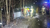 Der Kleinbus wurde von der Feuerwehr aus dem Bachbett geborgen.