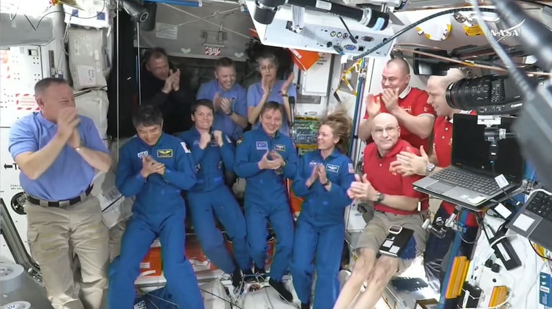 The new arrivals on the ISS received a warm welcome. (Bild: -)