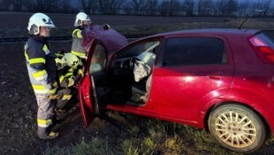 Das Auto der 41-Jährigen wurde in einen Acker geschleudert.