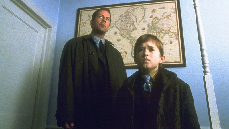 Bruce Willis with Haley Joel Osment in "The Sixth Sense" (Bild: Everett Collection / picturedesk.com)