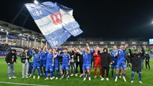 So jubelte der FC Blau-Weiß Linz über den sensationellen Einzug in die Bundesliga-Meisterrunde. (Bild: EXPA/ Uwe Winter)