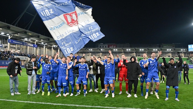 So jubelte der FC Blau-Weiß Linz über den sensationellen Einzug in die Bundesliga-Meisterrunde. (Bild: EXPA/ Uwe Winter)