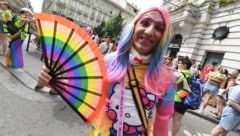 Ein Teilnehmer posiert mit einem Fächer in Regenbogenfarben während der Pride-Parade in Budapest ...