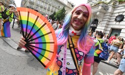 Ein Teilnehmer posiert mit einem Fächer in Regenbogenfarben während der Pride-Parade in Budapest ...