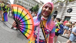 Ein Teilnehmer posiert mit einem Fächer in Regenbogenfarben während der Pride-Parade in Budapest ...