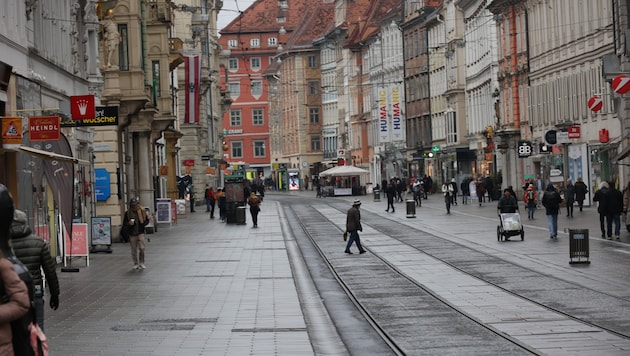 Die Grazer Herrengasse ist die wohl bekannteste Einkaufsstraße der Steiermark. Aktuell stehen aber viele Geschäfte leer. (Bild: Jauschowetz Christian)