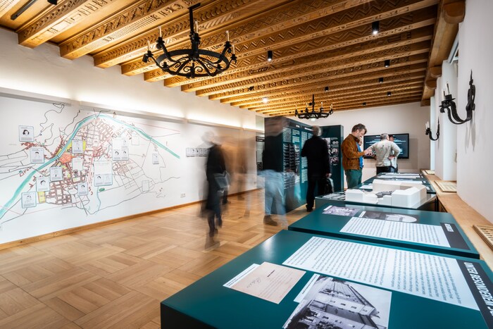 Die laufende Ausstellung im ehemaligen Zimmer von Gauleiter Hofer wartet mit zahlreichen ...