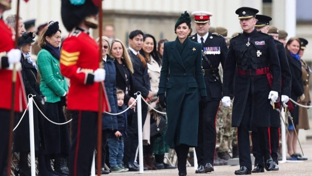 Kate feierte mit ihrem Regiment den St. Patrick‘s Day (Bild: AFP/ADRIAN DENNIS)