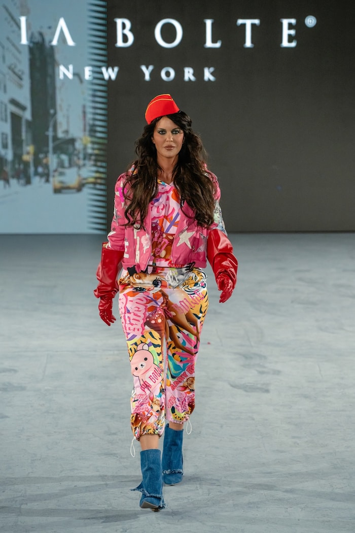 Martina Reuter trägt ihre neuen Kurven (sie nahm zuletzt 25 Kilo ab) voller Stolz. Ebenso die ...