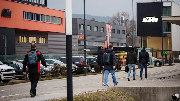 The employees' journey to work: What should actually be normal was something special at KTM on Monday morning. (Bild: Pressefoto Scharinger/Daniel Scharinger)