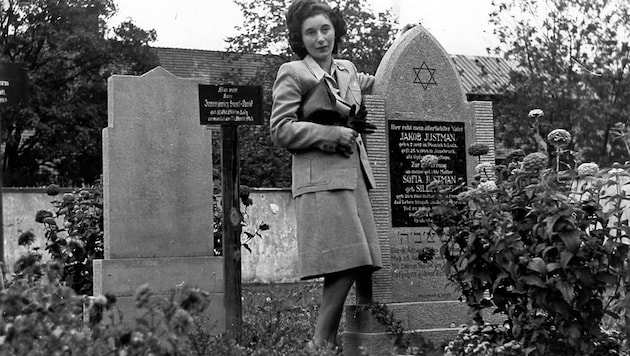 At her father's grave in Innsbruck's Westfriedhof cemetery. (Bild: Jeffrey Wisnicki)