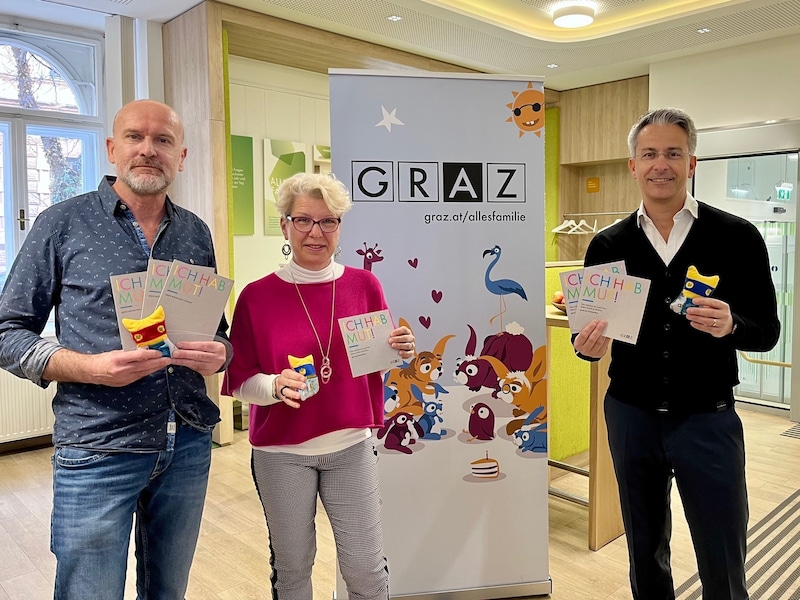 Ten years of on-call service at the Youth Welfare Office in Graz and six years of "encouragers" (from left): Helmut Sixt (Head of on-call service), Ingrid Krammer (Head of Office) and Youth/Family Councillor Kurt Hohensinner (ÖVP) (Bild: Fanny Gasser)