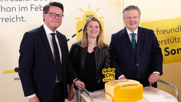 Mayor Michael Ludwig celebrated the early achievement of Vienna's solar power targets with Deputy Mayor Bettina Emmerling and Climate Councillor Jürgen Czernohorszky. (Bild: Urbantschitsch Mario)