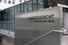 Im Landesgericht Wien wird vier Stunden Prozess geführt, bis ein Freispruch für den Jugendlichen ergeht. (Bild: Urbantschitsch Mario)
