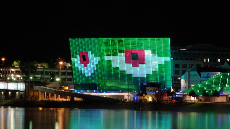 The façade of the Ars Electronica Center in Linz will be colorfully decorated and there will also be a program in Deep Space (Bild: MKD Luminous Entities)