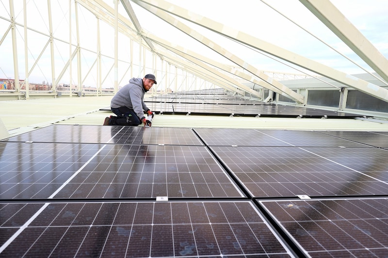 Die Solarpanele auf dem Dach des denkmalgeschützten Happel-Stadions beweisen aus der Sicht von Bürgermeister Michael Ludwig, dass PV-Anlagen sich auch mit dem Stadtbild und dem Denkmalschutz vertragen. (Bild: Votava/Stadt Wien)