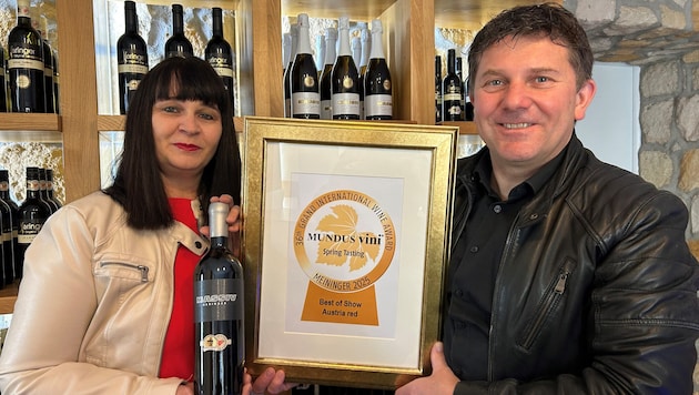 Marietta and Robert Keringer are delighted with the awards for their fine wines. (Bild: Weingut Keringer)