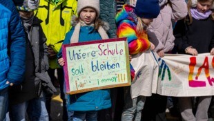 Lautstark protestierten die Schüler der Integrativen Schule Hernals gegen die geplante Absiedlung. Sie wollen bleiben. (Bild: Urbantschitsch Mario)