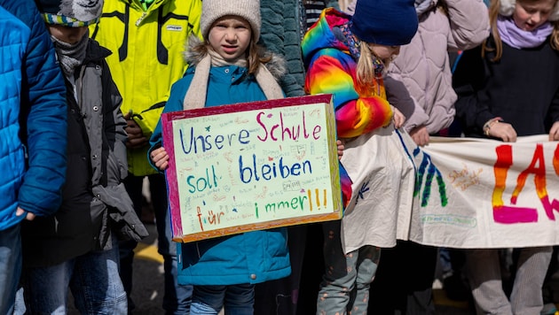 The pupils of the integrative school in Hernals protested loudly against the planned relocation. They want to stay. (Bild: Urbantschitsch Mario)