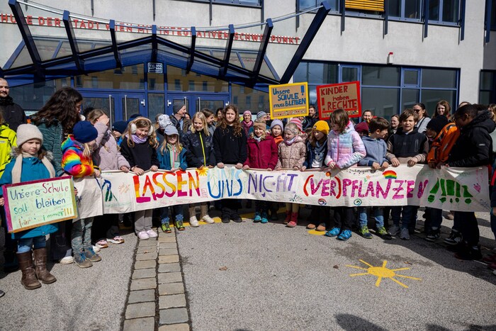 Lautstark protestierten die Schüler der Integrativen Schule Hernals gegen die geplante ...