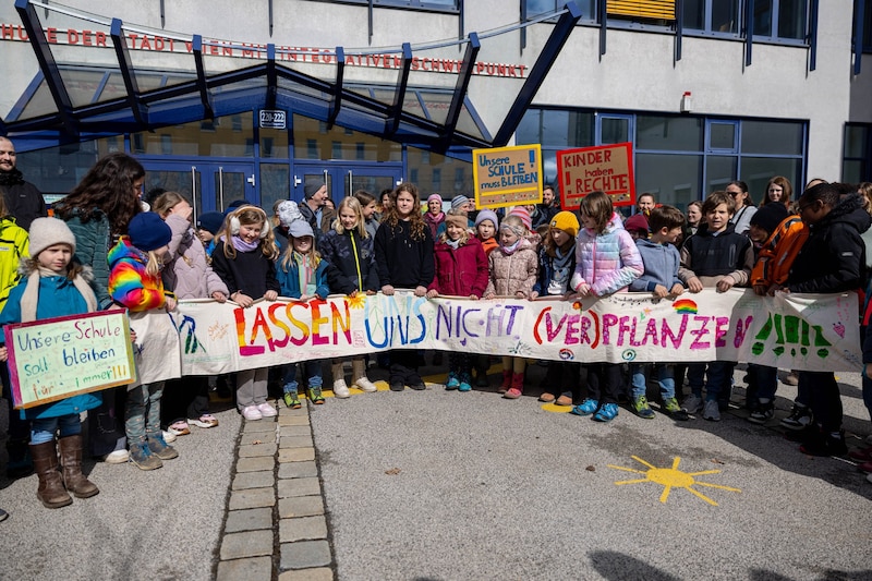 The pupils of the Integrative School Hernals protested loudly against the planned relocation. They want to stay. (Bild: Urbantschitsch Mario)