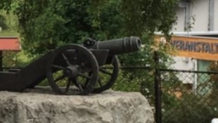Ein Bild aus vergangenen Tagen, auf dem das ganze Kanonengeschütz zu sehen ist.