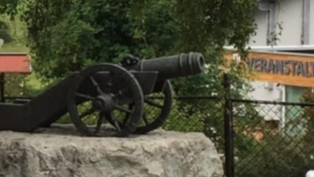 A picture from days gone by showing the entire cannon. (Bild: Polizei/Museumsverein Nauders)