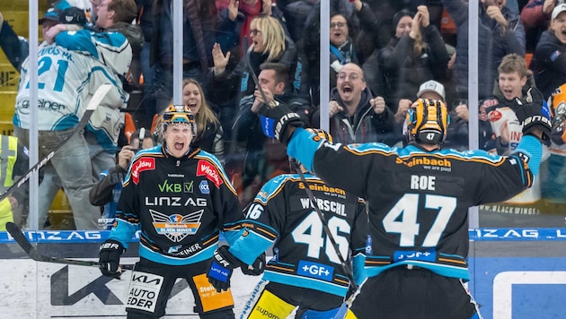 Der Moment der Ekstase: Stuart (l.) schoss Linz ins Halbfinale (Bild: BWL/Hannes Draxler)